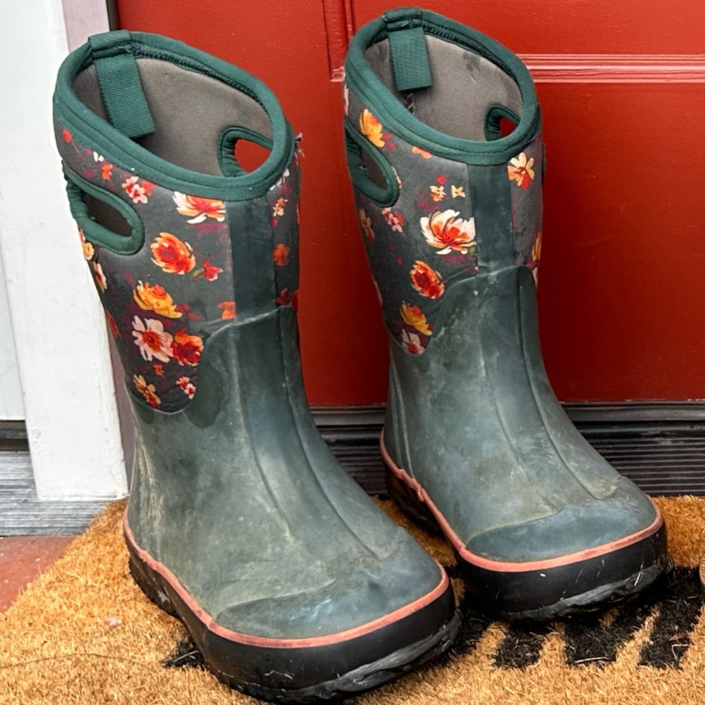 Bogs Girls size 1 great condition